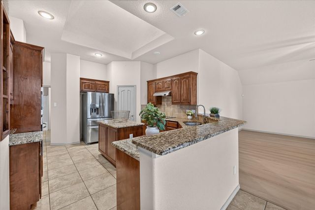 14 Lucas Lane, Edgecliff Village, TX 76134