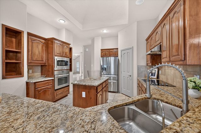 14 Lucas Lane, Edgecliff Village, TX 76134
