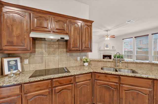 14 Lucas Lane, Edgecliff Village, TX 76134