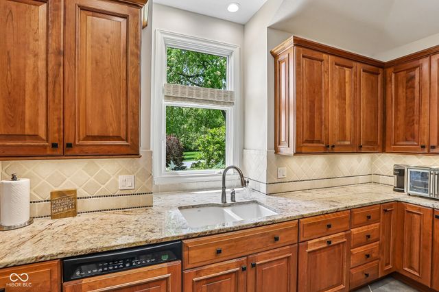 3325 Nottinghill Drive E, Plainfield, IN 46168