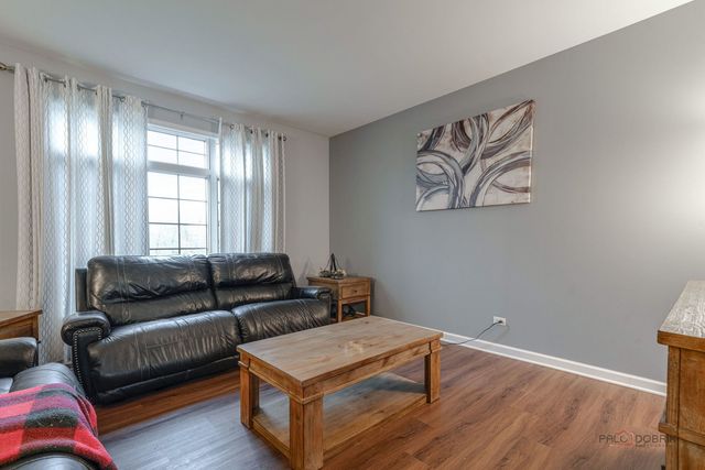 285 Regency Court Unit B Court, Wauconda, IL 60084