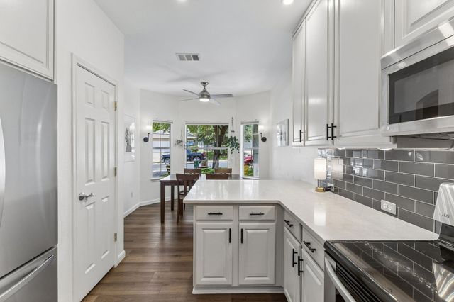 8702 Meridian Oak LN, Austin, TX 78744