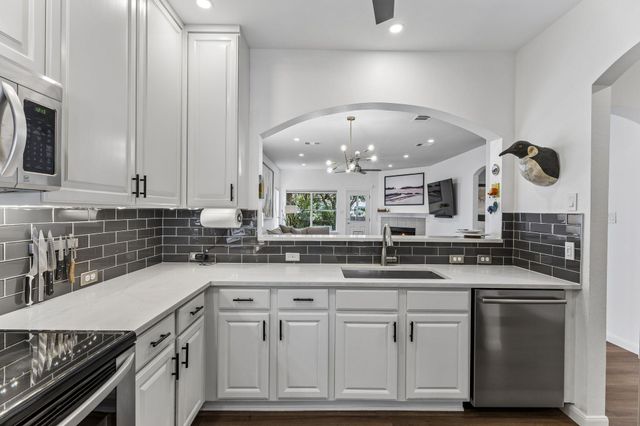 8702 Meridian Oak LN, Austin, TX 78744