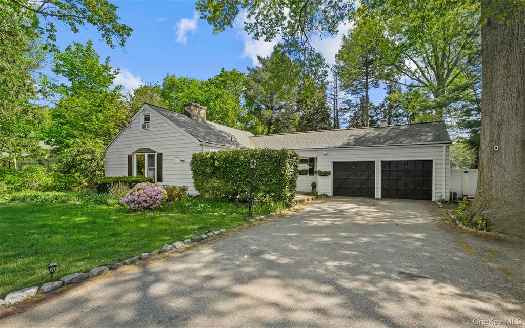 194 W Neck Road, Huntington, NY 11743 — photo 2