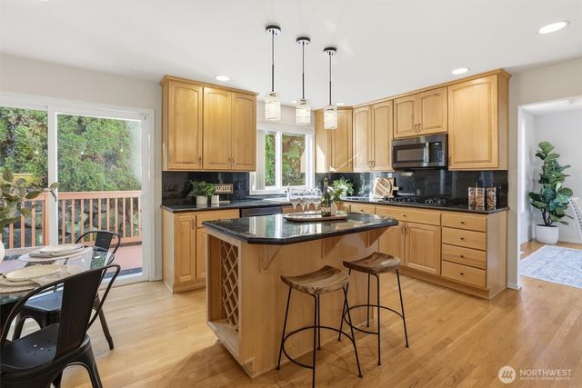 7741 152nd Avenue NE, Redmond, WA 98052