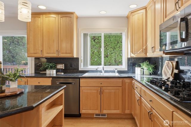 7741 152nd Avenue NE, Redmond, WA 98052