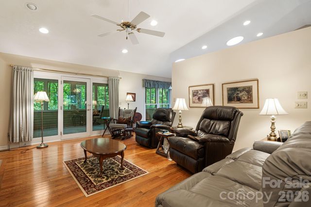 1851 Riverview Court, Hendersonville, NC 28739