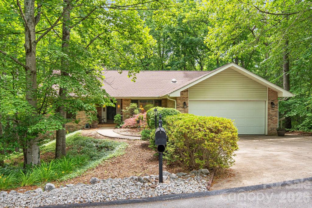 1851 Riverview Court, Hendersonville, NC 28739