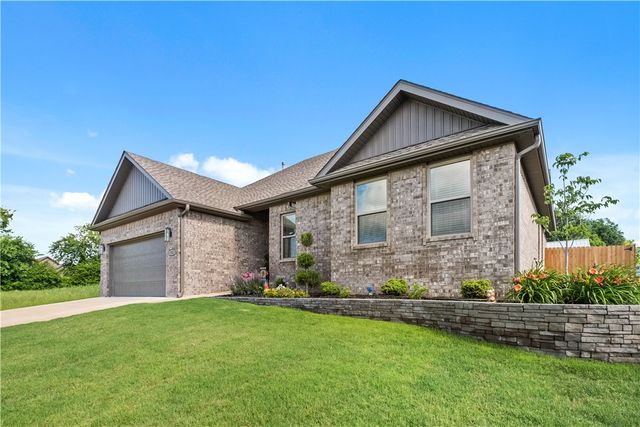 832 E Buchanan Street, Prairie Grove, AR 72753