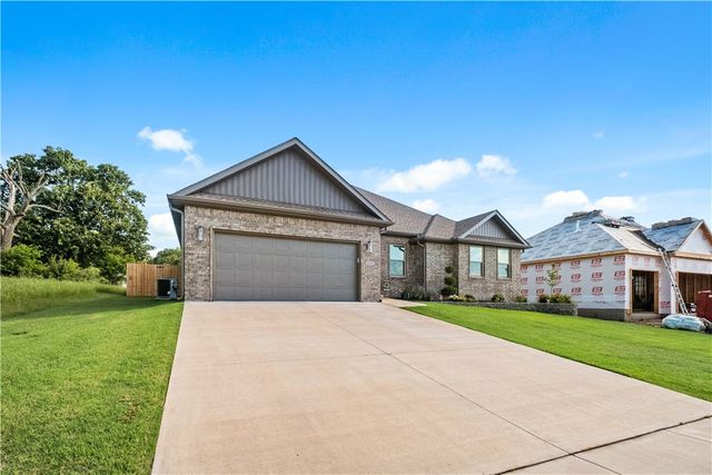 832 E Buchanan Street, Prairie Grove, AR 72753