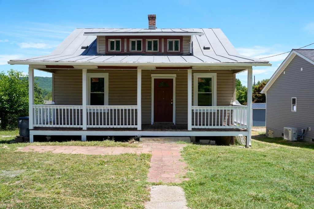 3712 Yellow Mountain RD SE, Roanoke, VA 24014
