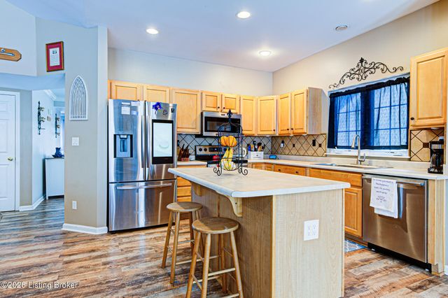 10611 Providence Dr, Louisville, KY 40291