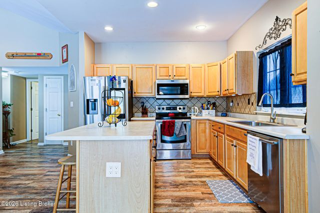 10611 Providence Dr, Louisville, KY 40291