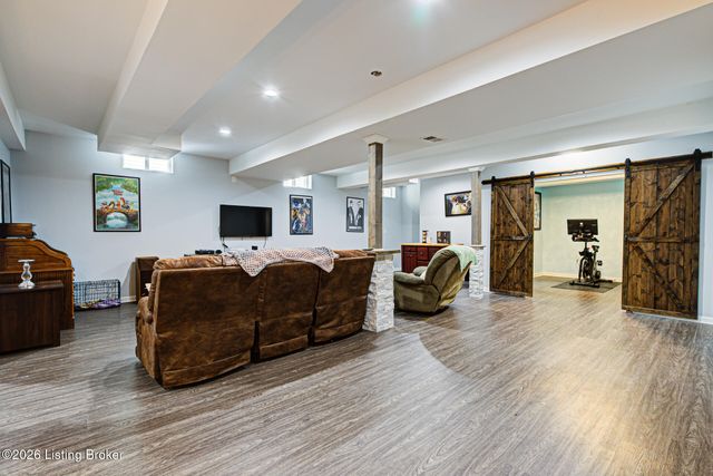 10611 Providence Dr, Louisville, KY 40291