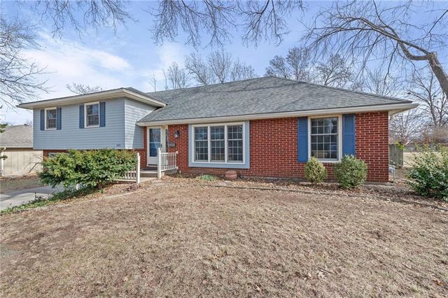 6915 N Woodland Avenue, Gladstone, MO 64118