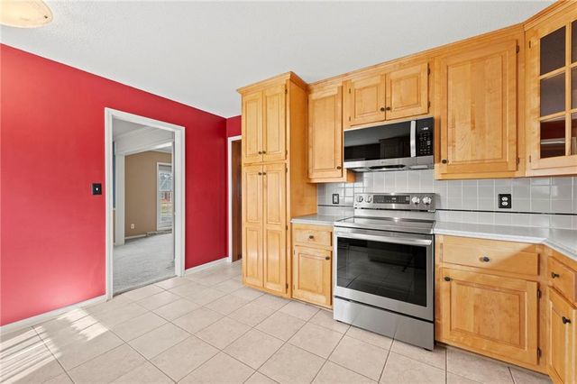 6915 N Woodland Avenue, Gladstone, MO 64118