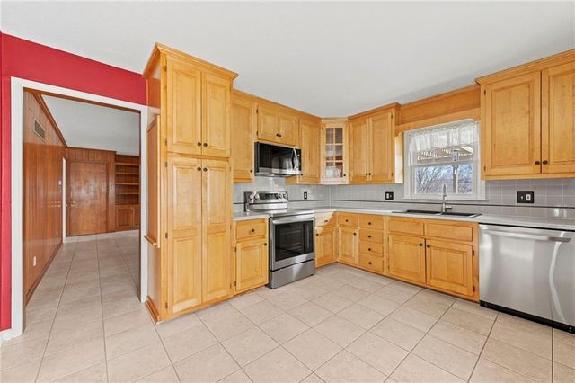 6915 N Woodland Avenue, Gladstone, MO 64118