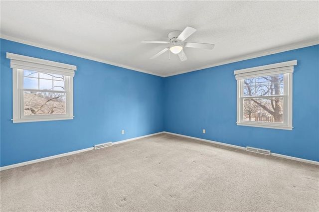 6915 N Woodland Avenue, Gladstone, MO 64118