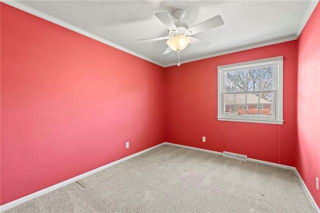 6915 N Woodland Avenue, Gladstone, MO 64118