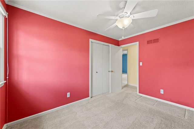 6915 N Woodland Avenue, Gladstone, MO 64118