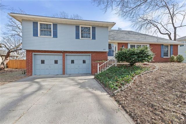 6915 N Woodland Avenue, Gladstone, MO 64118