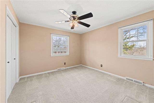 6915 N Woodland Avenue, Gladstone, MO 64118