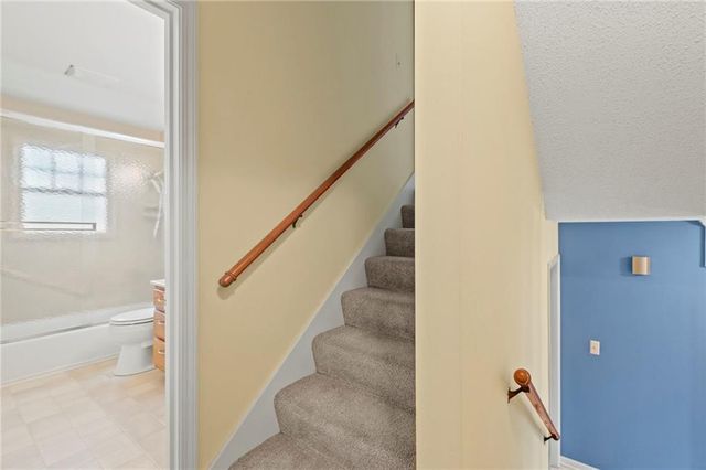 6915 N Woodland Avenue, Gladstone, MO 64118