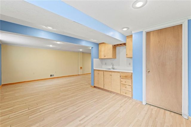 6915 N Woodland Avenue, Gladstone, MO 64118