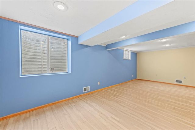 6915 N Woodland Avenue, Gladstone, MO 64118