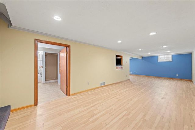 6915 N Woodland Avenue, Gladstone, MO 64118