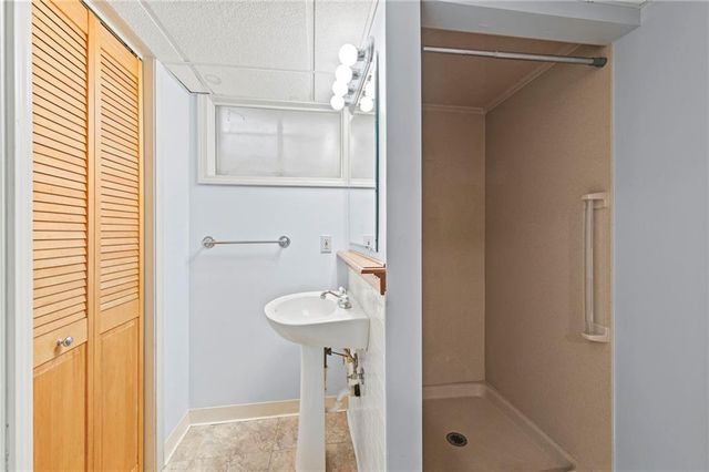 6915 N Woodland Avenue, Gladstone, MO 64118