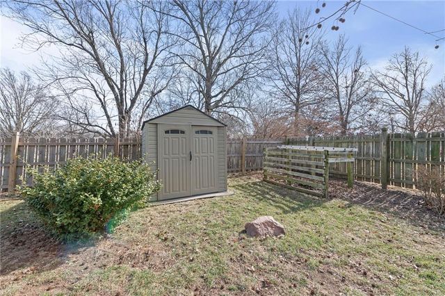 6915 N Woodland Avenue, Gladstone, MO 64118