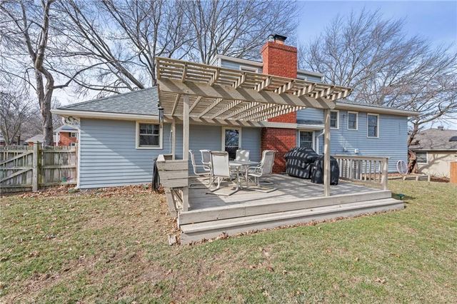 6915 N Woodland Avenue, Gladstone, MO 64118