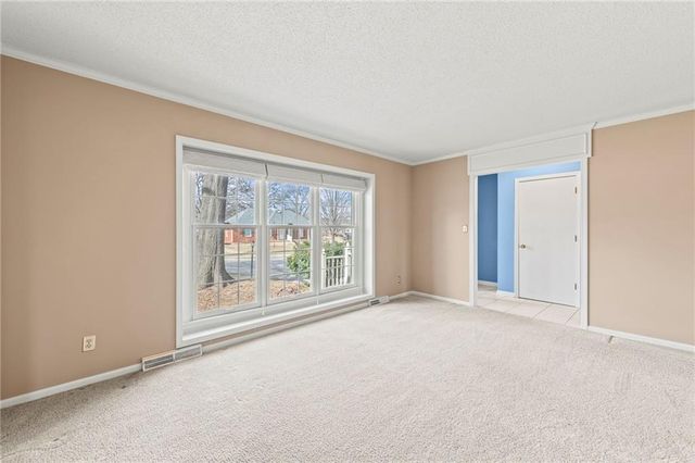 6915 N Woodland Avenue, Gladstone, MO 64118