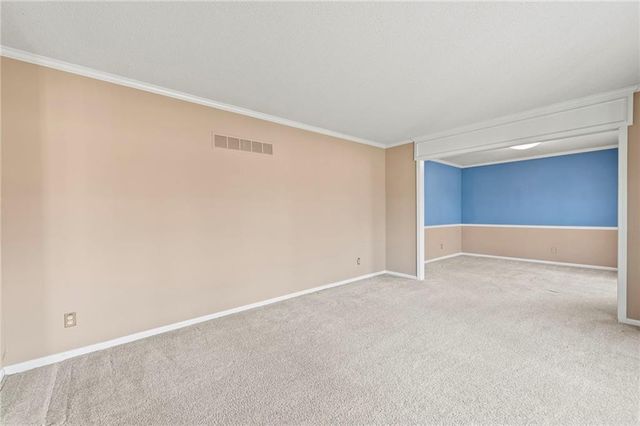 6915 N Woodland Avenue, Gladstone, MO 64118