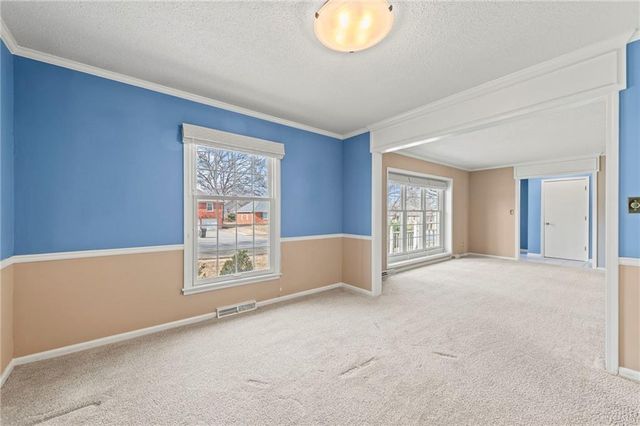 6915 N Woodland Avenue, Gladstone, MO 64118