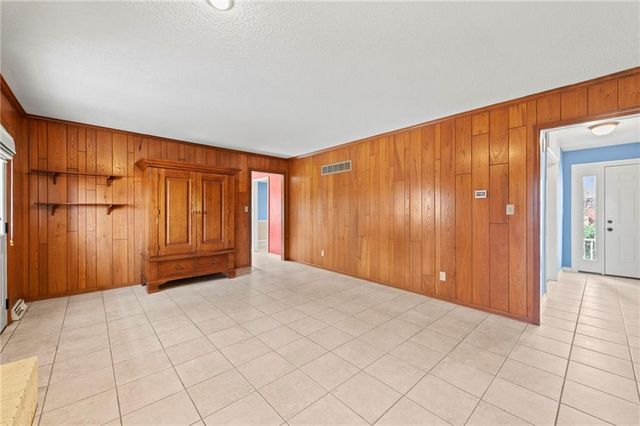 6915 N Woodland Avenue, Gladstone, MO 64118