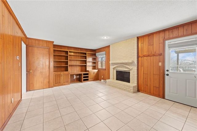 6915 N Woodland Avenue, Gladstone, MO 64118