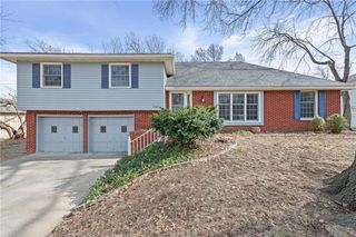 6915 N Woodland Avenue, Gladstone, MO 64118