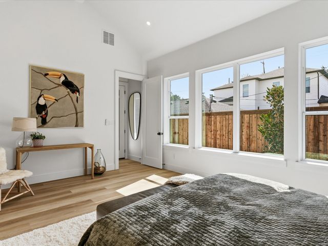 916 E Louisianna Drive, Dallas, TX 75216