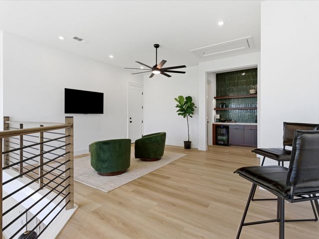 916 E Louisianna Drive, Dallas, TX 75216