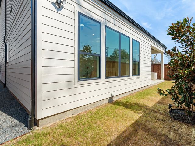 916 E Louisianna Drive, Dallas, TX 75216