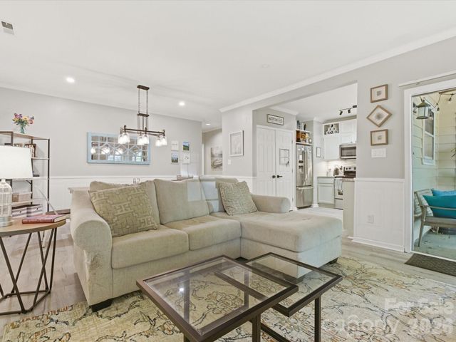 3304 Selwyn Farms Lane 3, Charlotte, NC 28209