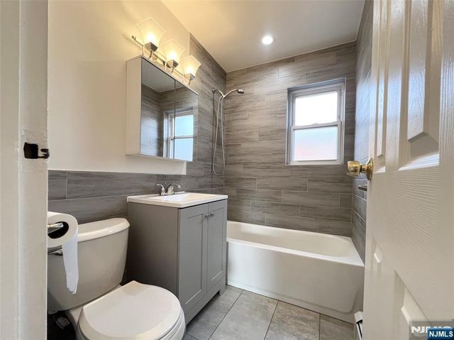 87 W Central Boulevard 5, Palisades Park, NJ 07650