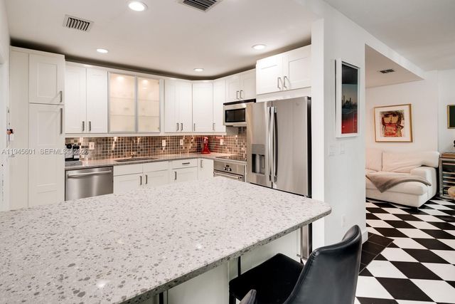 2952 Peachy St 8, Coconut Grove, FL 33133