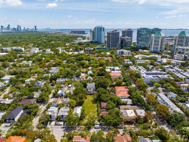 2952 Peachy St 8, Coconut Grove, FL 33133