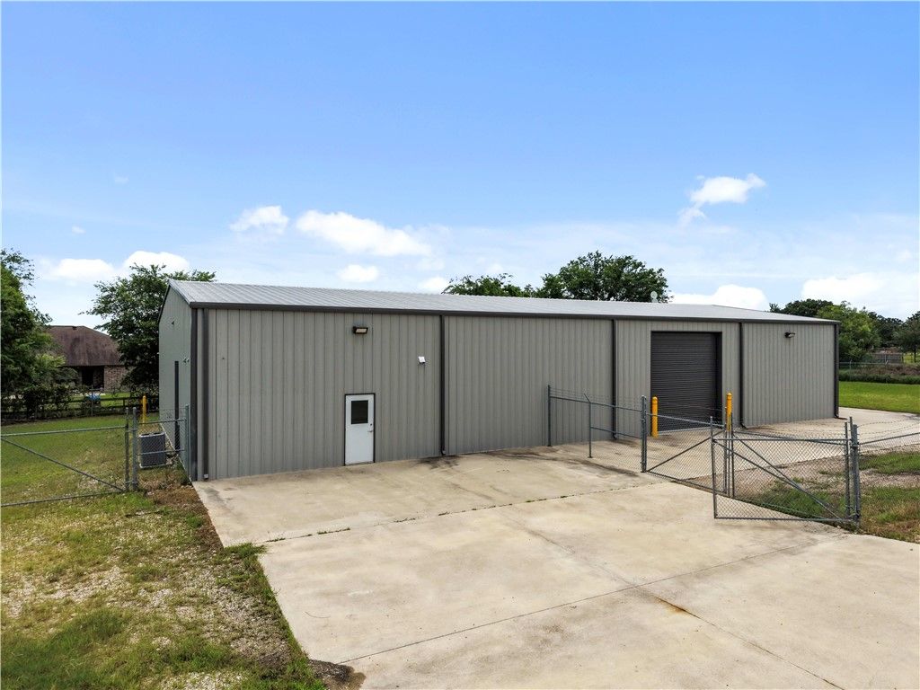 7502 East State Highway 21, Bryan, TX 77808 — exterior