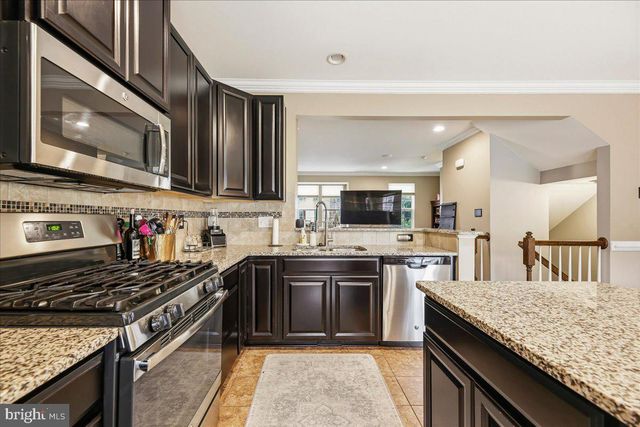 81 VILLAGE GREEN LN, Sicklerville, NJ 08081