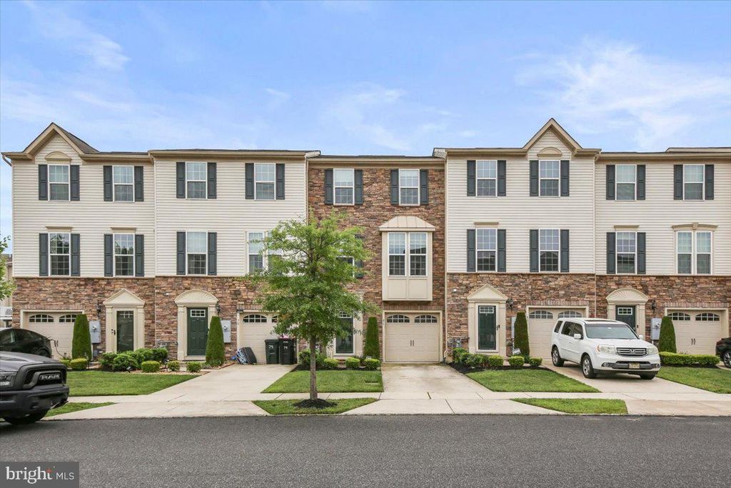 81 VILLAGE GREEN LN, Sicklerville, NJ 08081