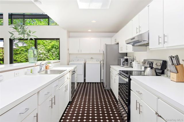 24 N Quarter Road, Westhampton, NY 11977